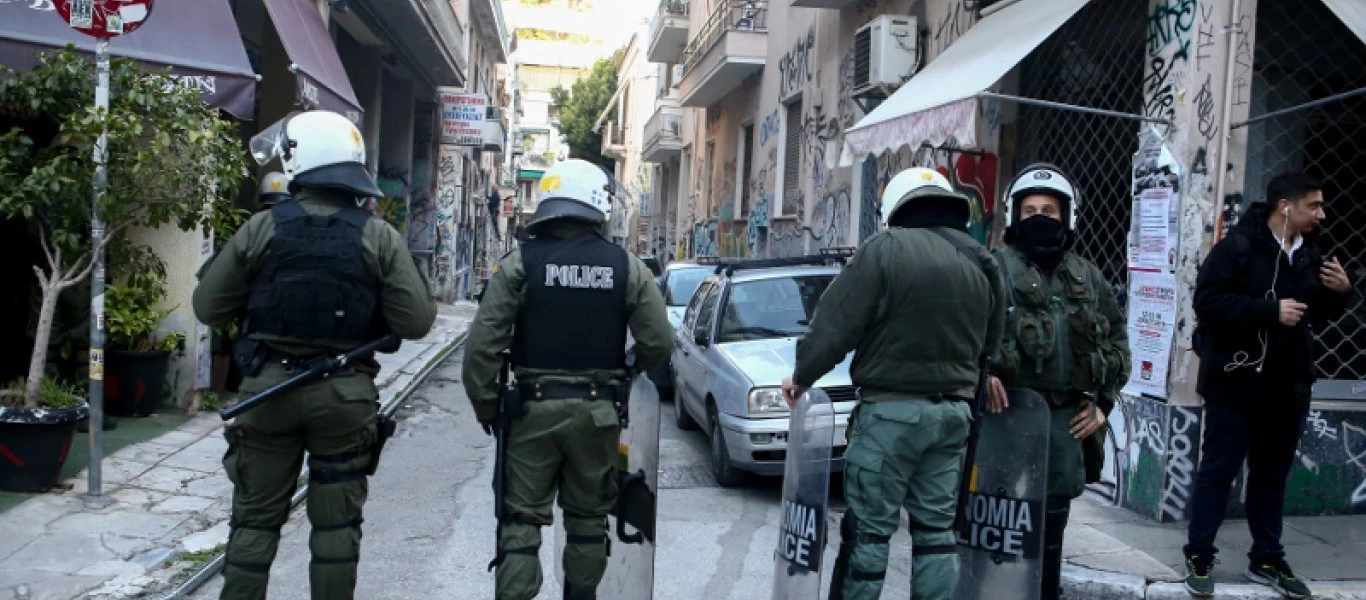Εξάρχεια: Eπιθέσεις με μολότοφ εναντίον των ΜΑΤ